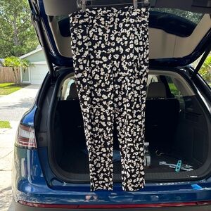 Elegant Black and White Floral Women's Cropped Pants